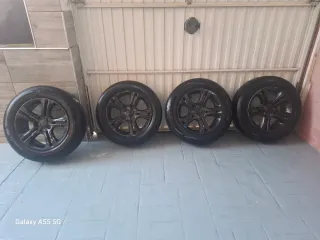 Llantas negras con Ruedas. Precio a convenir.