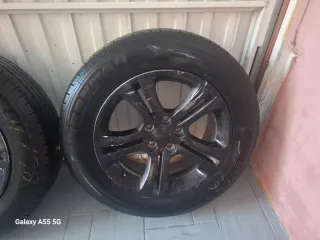 Llantas negras con Ruedas. Precio a convenir.