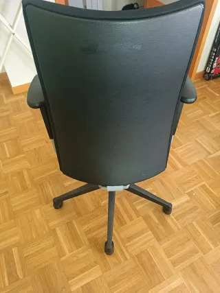 Silla de oficina negra y gris