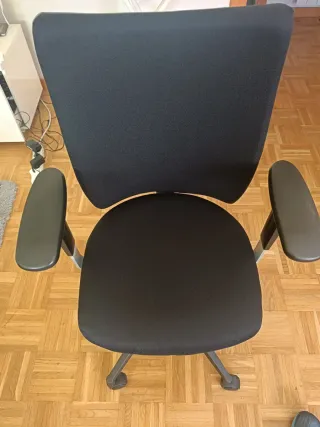 Silla de oficina negra y gris