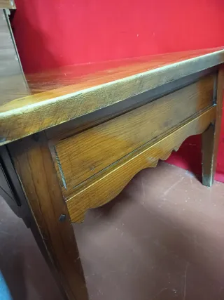 Mesa de madera maciza con cajones