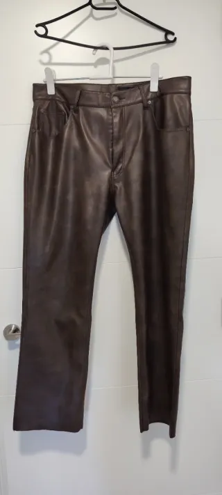 Pantalón polipiel marrón Zara
