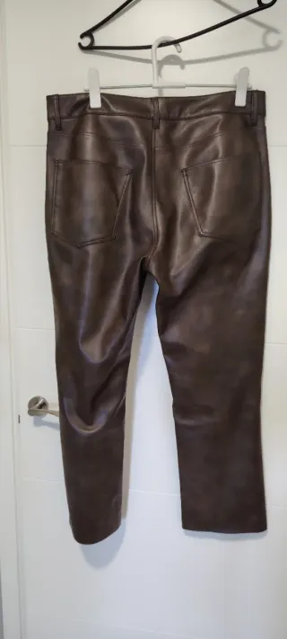 Pantalón polipiel marrón Zara
