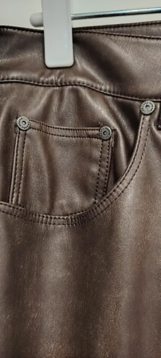 Pantalón polipiel marrón Zara