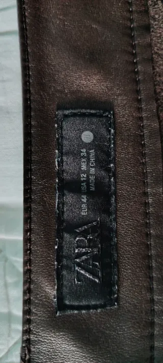 Pantalón polipiel marrón Zara