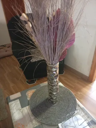 Jarrón metálico con flores secas