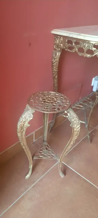 Consola, espejo, silla tapizada,  taburete dorado