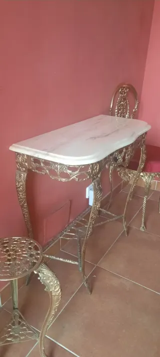Consola, espejo, silla tapizada,  taburete dorado