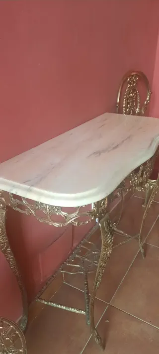 Consola, espejo, silla tapizada,  taburete dorado