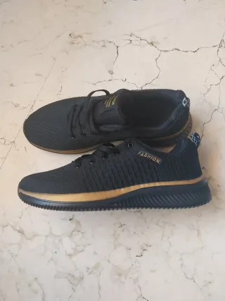 Zapatillas deportivas negras y doradas