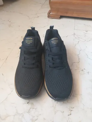 Zapatillas deportivas negras y doradas