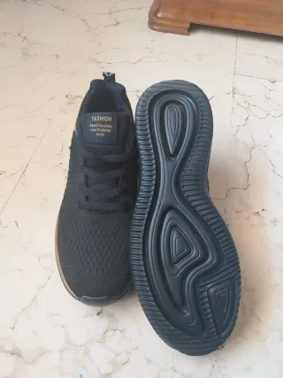 Zapatillas deportivas negras y doradas