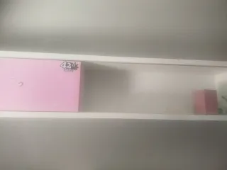 Estantería blanca y rosa