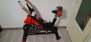 Bicicleta Estática Roja y Negra