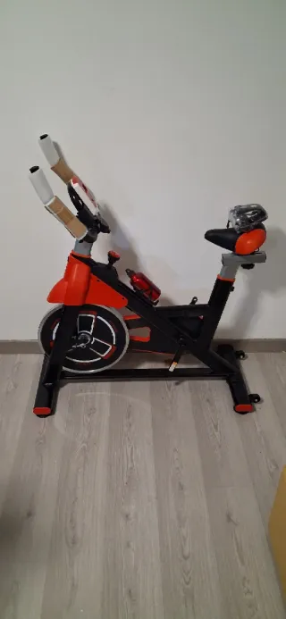 Bicicleta Estática Roja y Negra