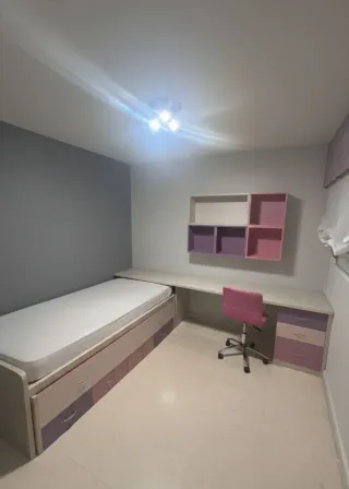 Habitación juvenil: cama, escritorio y estantería