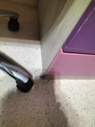 Habitación juvenil: cama, escritorio y estantería