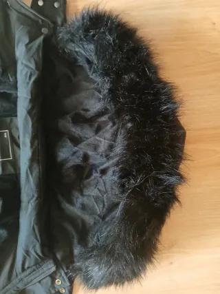 Abrigo negro con capucha y pelo. (Marca picken)