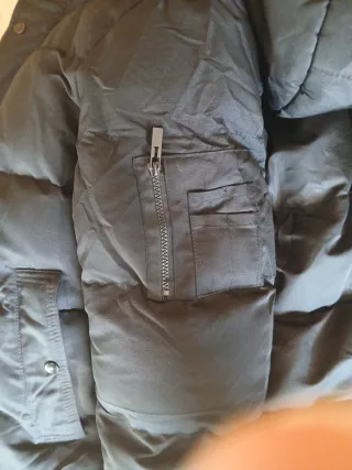 Abrigo negro con capucha y pelo. (Marca picken)