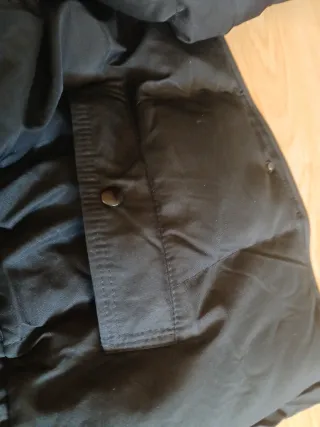 Abrigo negro con capucha y pelo. (Marca picken)