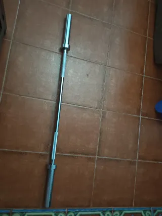 Equipo de gimnasio: mancuernas, barra y discos