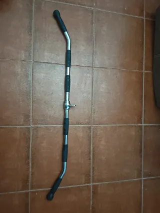 Equipo de gimnasio: mancuernas, barra y discos