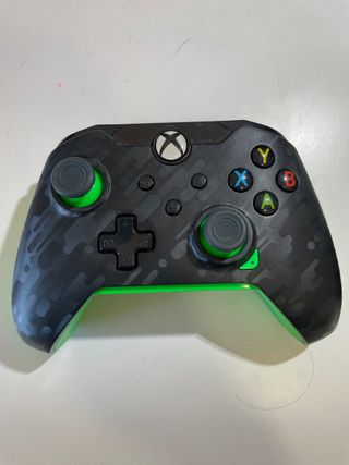 Mandos Xbox Negro y otro con detalles verde