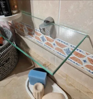 3 mensole in vetro con supporti metallici