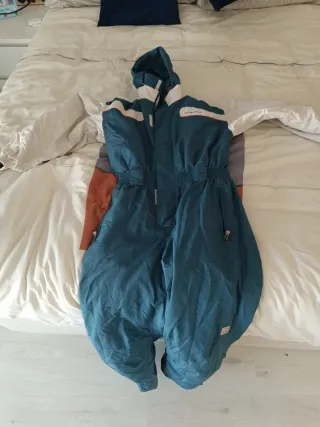 Mono de esquí azul y blanco