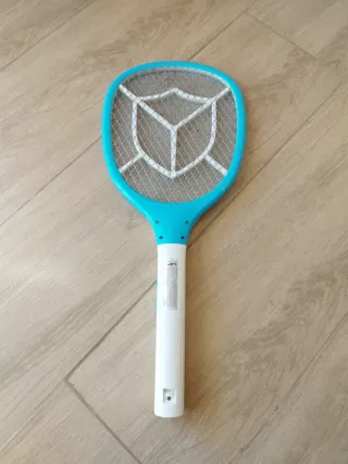 Raqueta eléctrica mata mosquitos y moscas