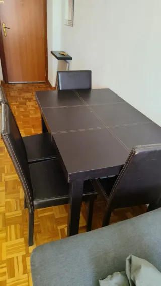 Comedor 4 sillas madera y cuero