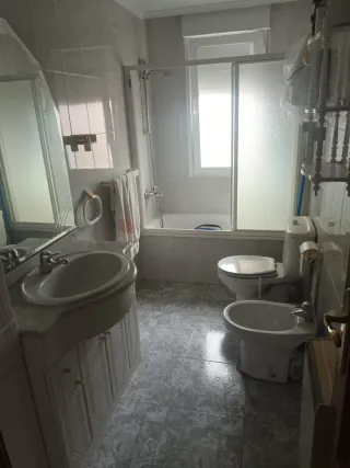 Piso tres habitaciones, cocina ,baño san grande y