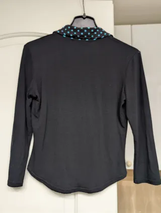 Camiseta negra con cuello de topos turquesa