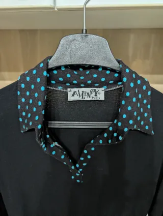 Camiseta negra con cuello de topos turquesa