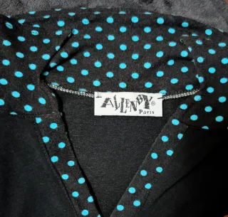 Camiseta negra con cuello de topos turquesa