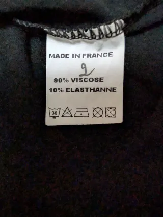 Camiseta negra con cuello de topos turquesa