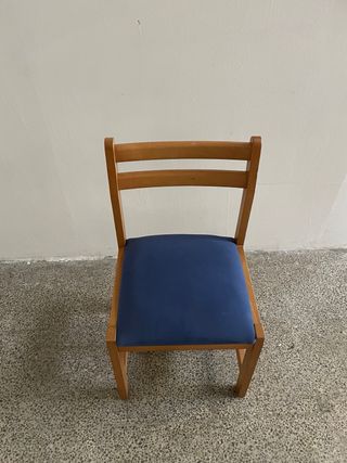 Sillas de madera con tapizado azul