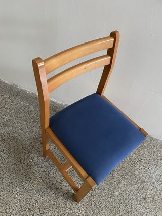 Sillas de madera con tapizado azul
