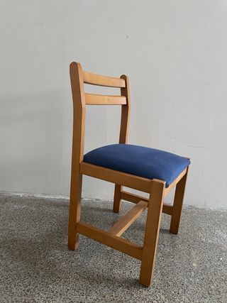 Sillas de madera con tapizado azul