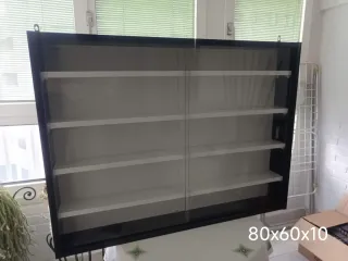 Mueble expositor negro y blanco con cristales