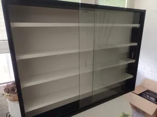 Mueble expositor negro y blanco con cristales