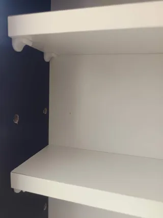 Mueble expositor negro y blanco con cristales