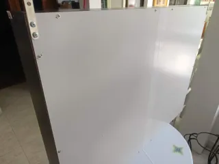 Mueble expositor negro y blanco con cristales