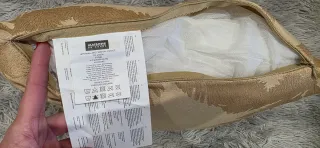 Cojín Maison du Monde dorado estampado