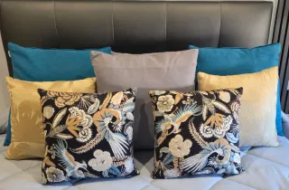 Cojín Maison du Monde dorado estampado