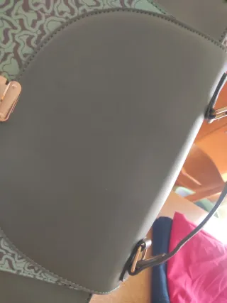 Bolso verde con estampado dorado