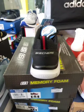 Zapatilla Skechers Track Negra y Roja