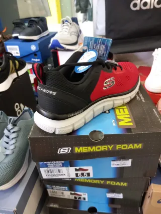 Zapatilla Skechers Track Negra y Roja