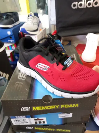 Zapatilla Skechers Track Negra y Roja