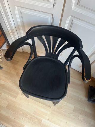 Silla tipo Thonet con brazos negra